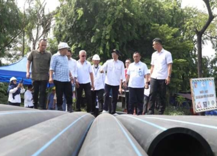 Keterangan Poto: Kepala BP Batam, Amsakar Achmad meninjau pekerjaan pemasangan penguatan jaringan pipa distribusi air minum masyarakat Batam (foto/Humas BP Batam)