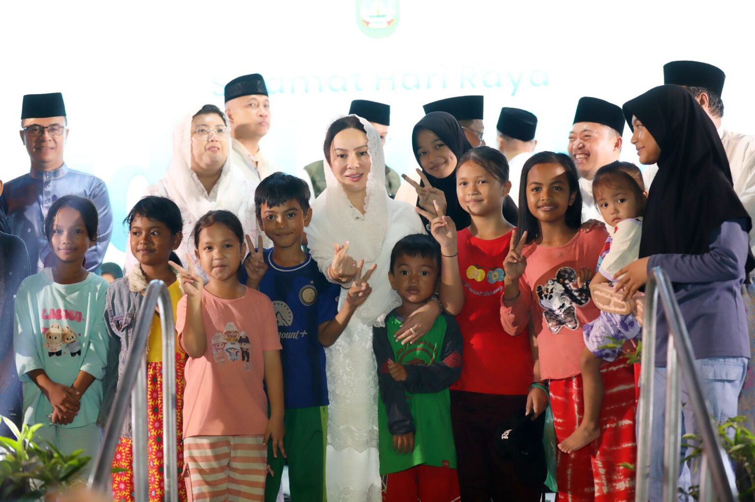 Keterangan poto: Sejumlah anak-anak berfoto bersama Plh Wali Kota Batam, Li Claudia Chandra, usai melepas peserta Pawai Takbir Iduladha di Jalan Engku Putri, Batamcentre, Selasa (26/5/2026) malam. (foto/Humas Diskominfo)
