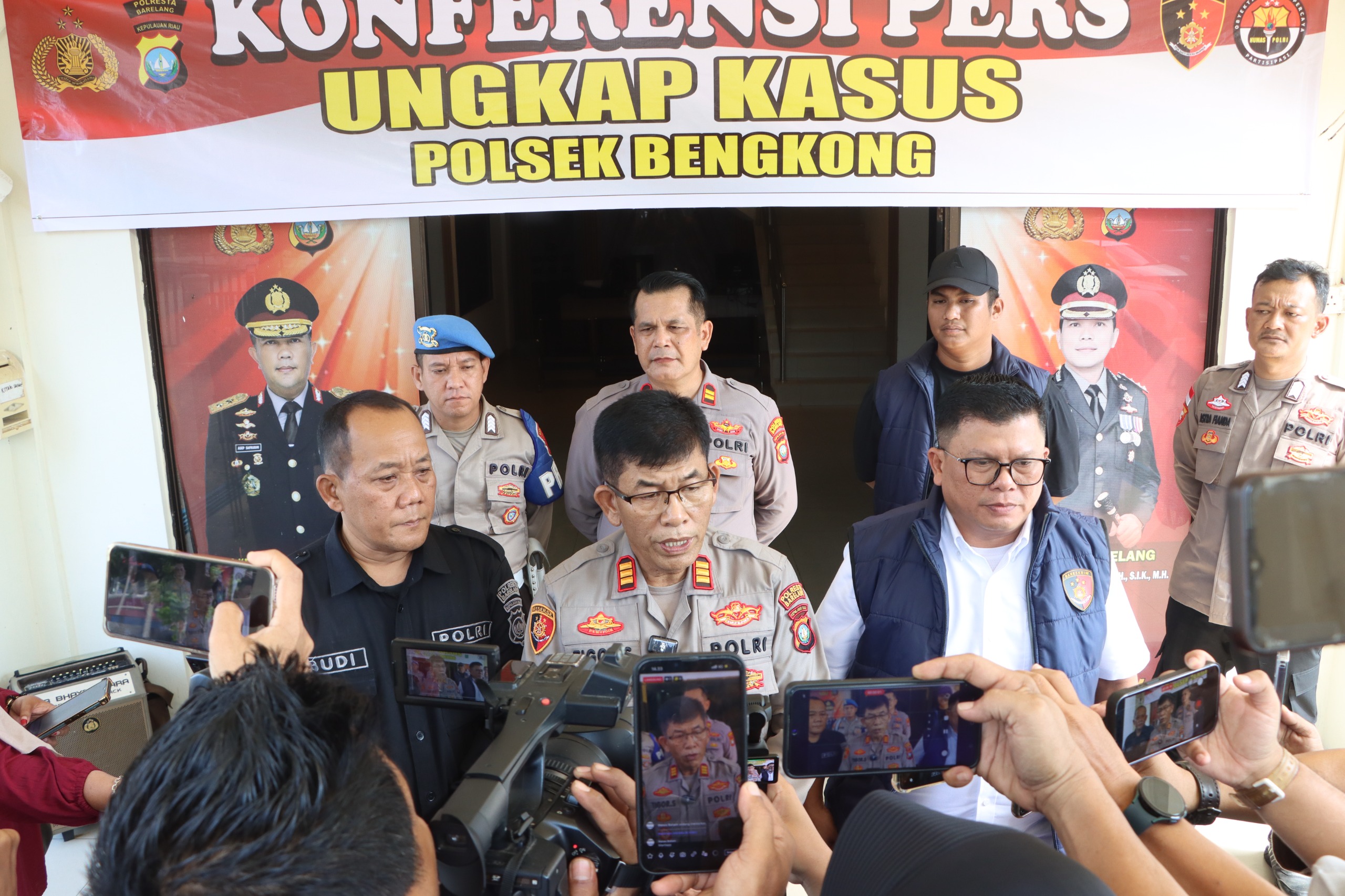 Keterangan Poto: Kapolsek Bengkong, AKP Tigor Dabariba, S.H., didampingi Kasihumas Polresta Barelang, AKP Budi Santosa, S.H., dan Kanit Reskrim Polsek Bengkong, Iptu Apriadi, S.H., saat berlangsung konferensi pers. (foto/Humas Polresta Barelang)