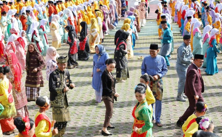 Ribuan Siswa Meriahkan Hardiknas Bersama Amsakar-Li Claudia di Dataran Engku Putri