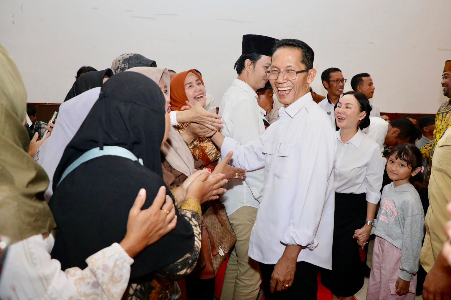 Keterangan Poto: Wali Kota Batam, Amsakar Achmad, bersama Wakil Wali Kota Batam, Li Claudia Chandra, menghadiri silaturahmi bersama tokoh masyarakat di Golden Prawn 933 Bengkong, Rabu (6/5/2026) malam. (foto/Humas Diskominfo)