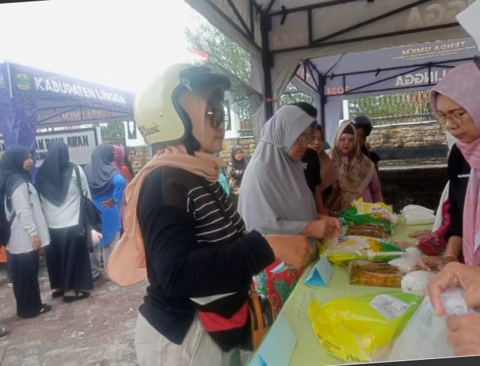 Ludes dalam Sejam! Ratusan Warga Dabo Singkep Serbu Bazar Sembako Murah