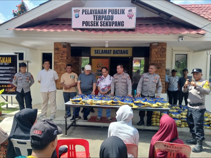 Sinergi Ramadhan: Polsek Sekupang dan Naga Mass Salurkan Ratusan Paket Sembako untuk Warga