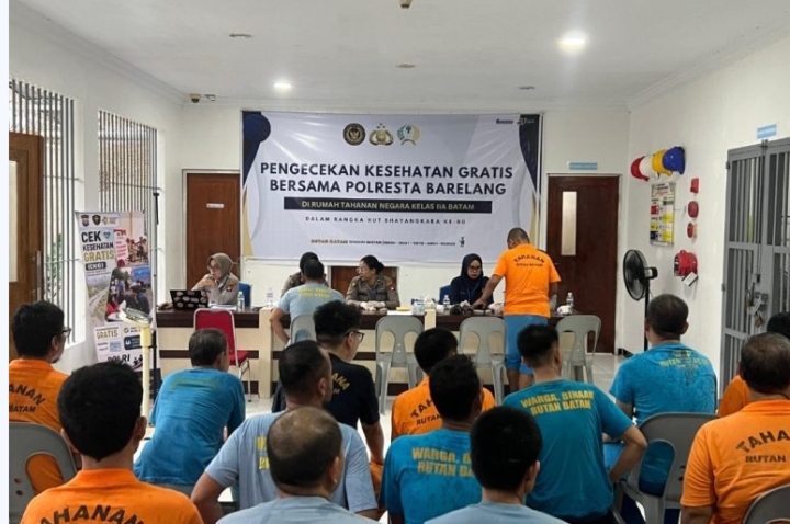 Keterangan Poto: Kegiatan berjalan dengan tertib, seluruh warga binaan antusias mengikuti pemeriksaan kesehatan. (foto/ist)