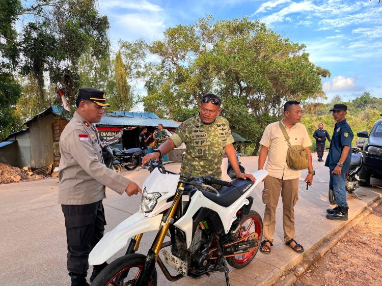 Keterangan Poto: Tim gabungan dari berbagai instansi menggelar razia terhadap aksi balap liar dan penggunaan knalpot tidak sesuai spesifikasi teknis (brong) di wilayah Sekupang, Kota Batam (fotoint)