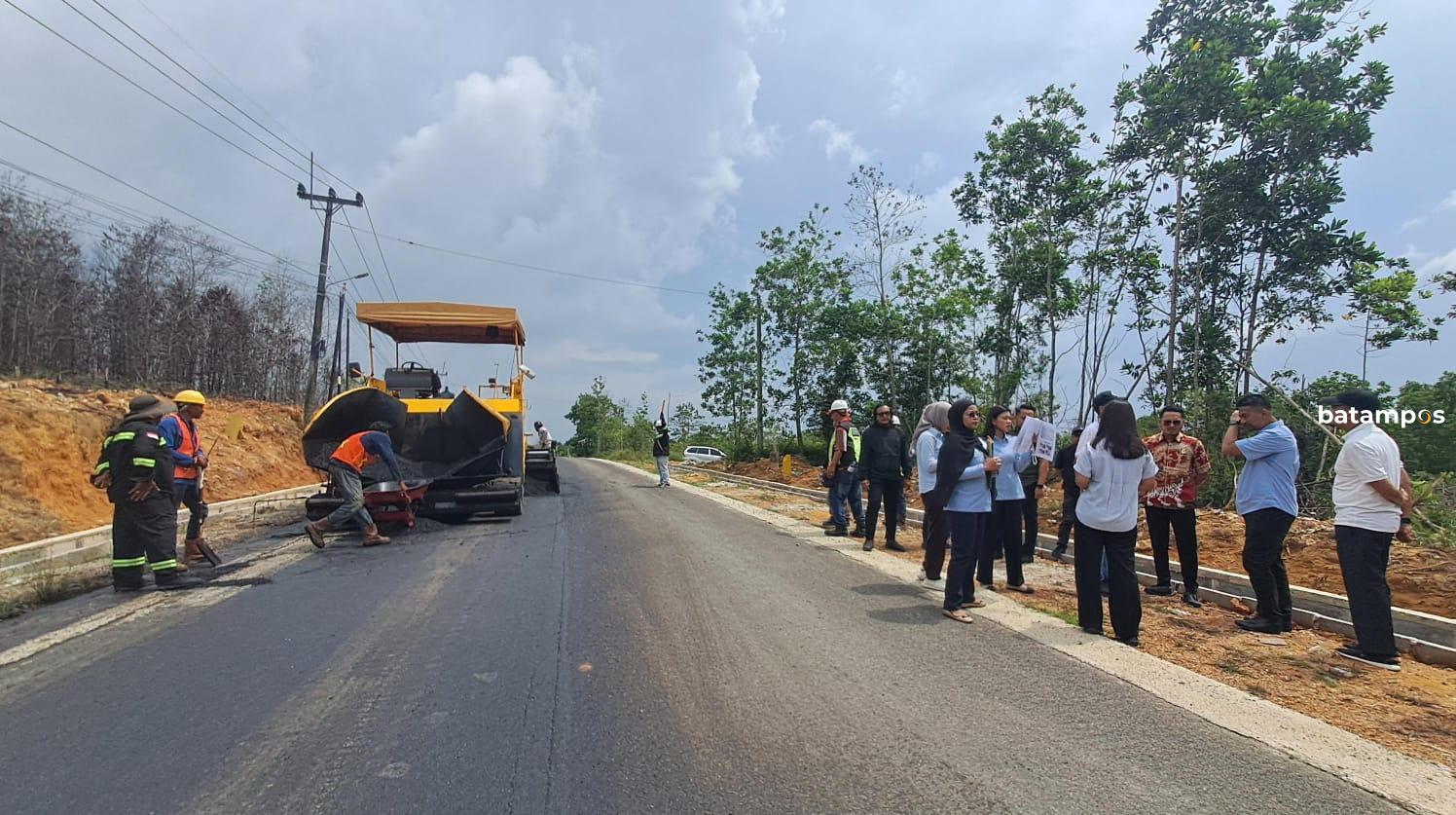 Keterangan poto: Pengaspalan Ruas Jalan Simpang Lagoi–Sungai Kecil Dikebut (foto/ist)
