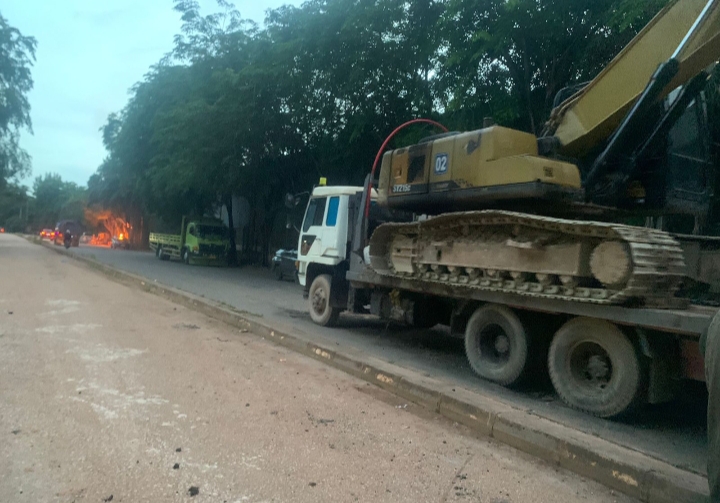 Keterangan Poto: BP Batam Mulai Melakukan Mobilisasi Alat Berat untuk Perbaikan Jalan Rusak (foto/Humas BP Batam)