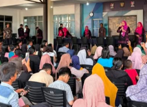 Keterangan Poto: Melalui program GASPOL (Gerakan Aksi Pelayanan On Location), Disdukcapil hadir langsung di tengah masyarakat, salah satunya yang baru saja digelar di Kantor Camat Sungai Beduk. (foto/ist)