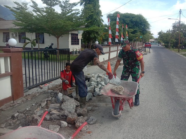 Babinsa dan Warga Batu Hitam, Natuna, Kompak Perbaiki Saluran Air