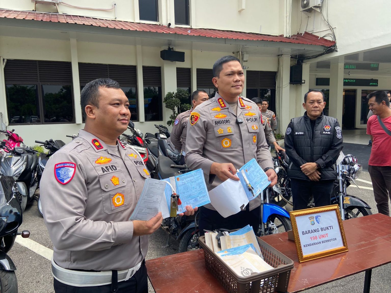 Tak Pandang Bulu, Polresta Barelang Tilang Ketua DPRD Kepri yang Viral Kendarai Moge Tanpa Helm