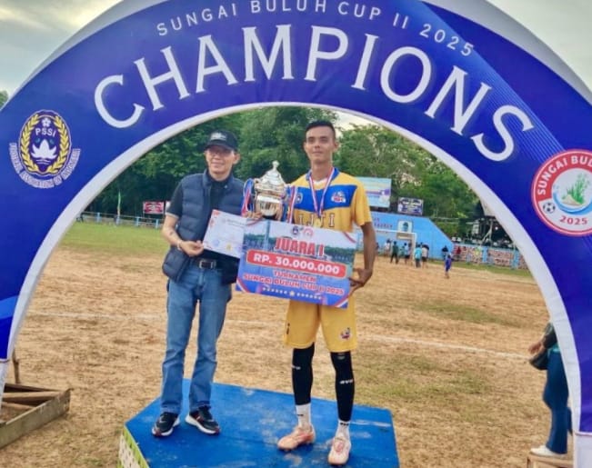 Keterangan Poto: Wali Kota Batam, Amsakar Achmad menyerahkan piala bergilir kepada tim juara. (foto/ist)