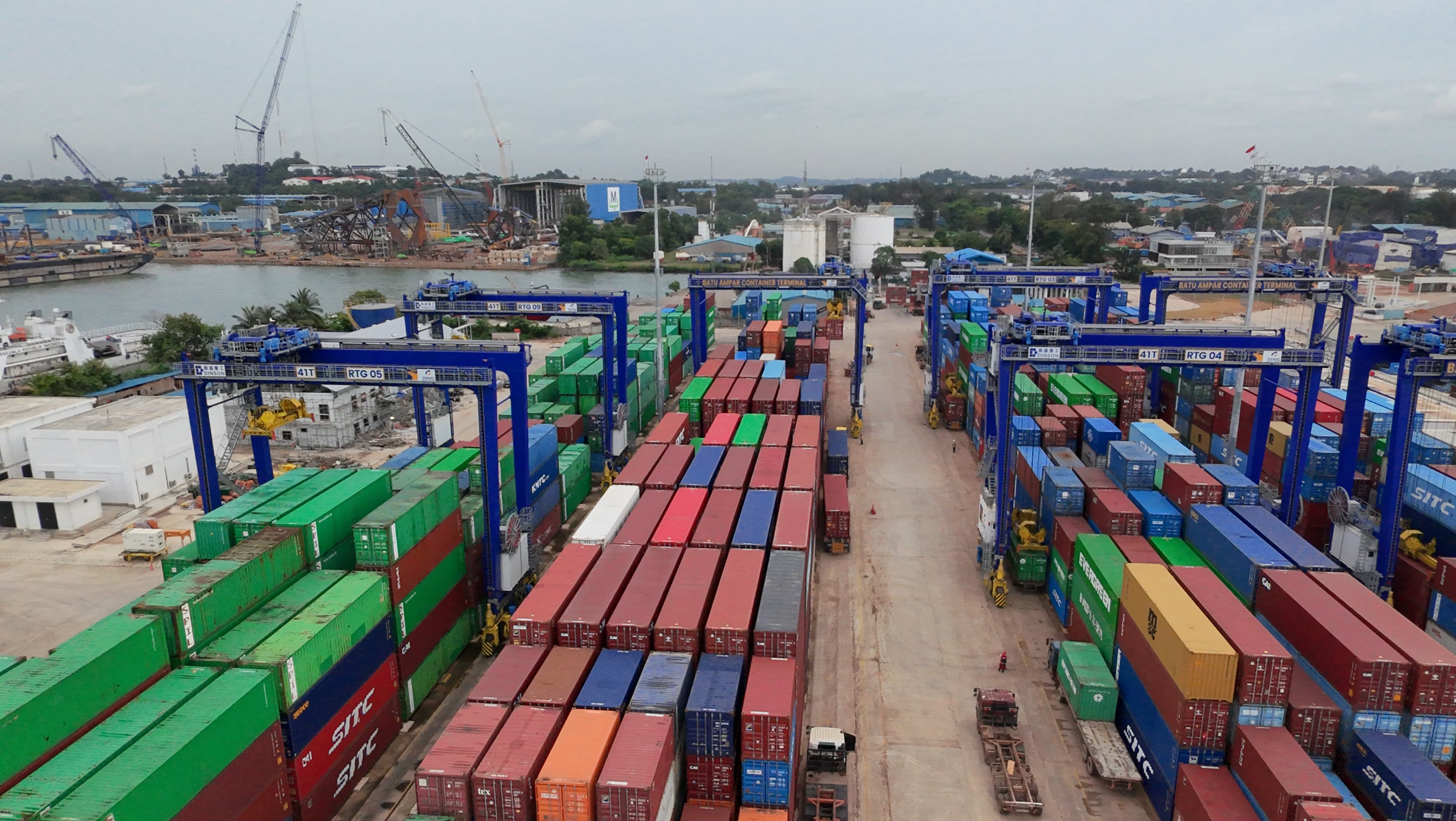 Keterangan poto: Terminal Peti Kemas (TPK) Batu Ampar, kian kokoh sebagai gerbang logistik Internasional. (foto/Humas BP Batam)