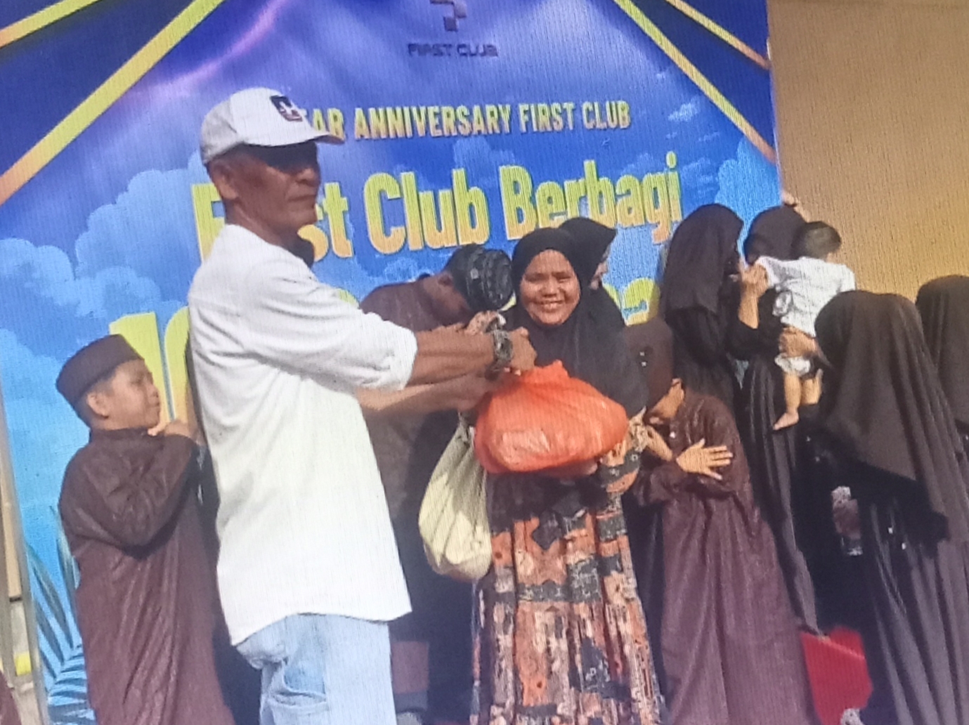 First Club Batam, bagikan sembako kepada warga Lubuk Baja. (foto/int)