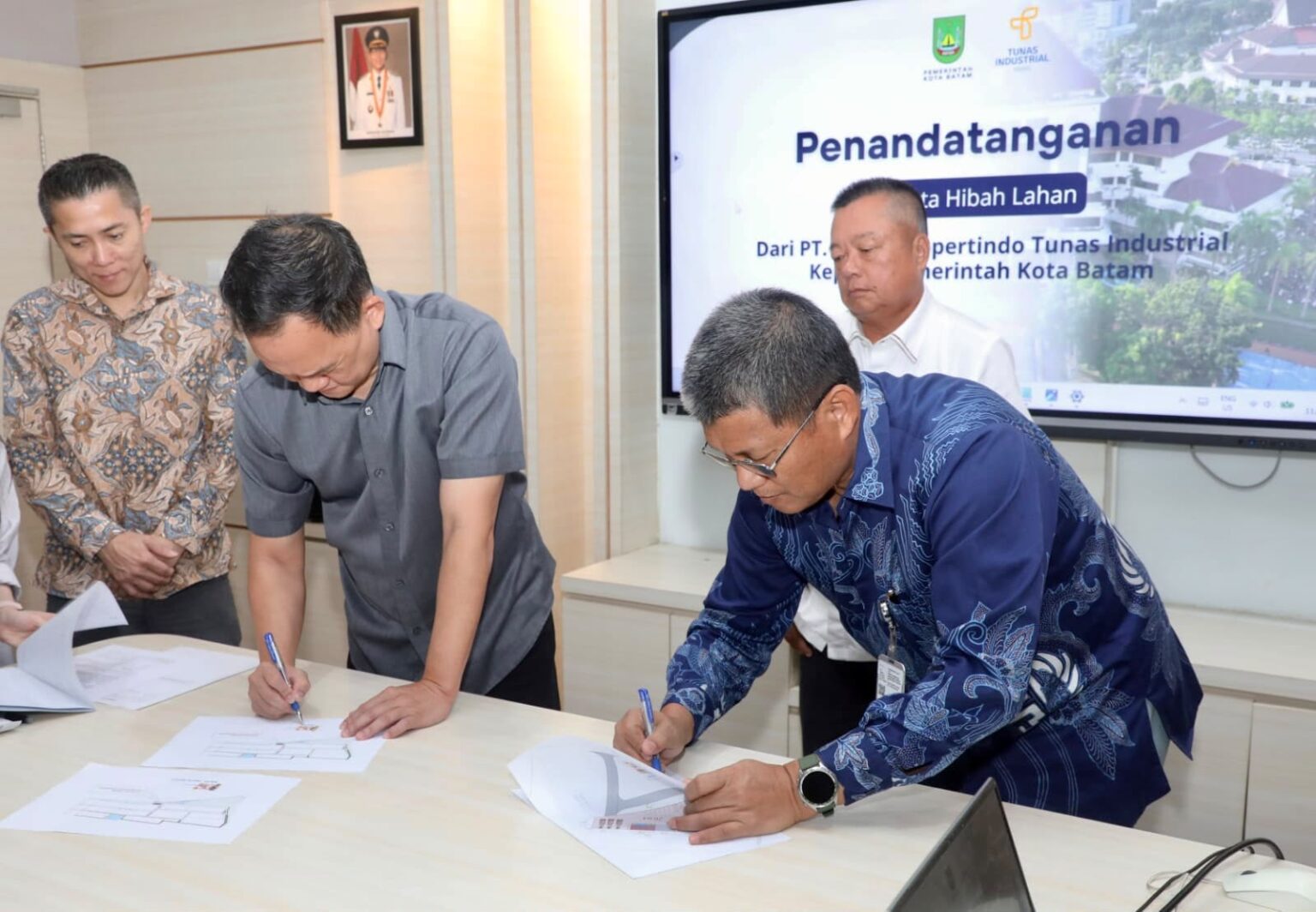 Keterangan Poto: Sekretaris Daerah Kota Batam, Firmansyah, dan Direktur PT Prima Propertindo Utama, Albert Crenna Dessely, menandatangani naskah hibah di Kantor Wali Kota Batam, Kamis (11/6/2026). (foto/HUMAS DISKOMINFO BATAM)