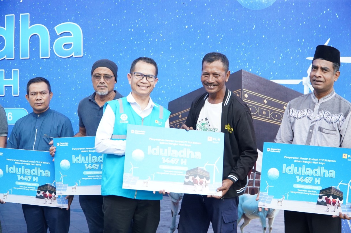 Keterangan Poto: PT PLN Batam, salurkan 18 sapi dan 50 kambing pada Iadul Adha 1447 H. (foto/Humas PLN Batam)