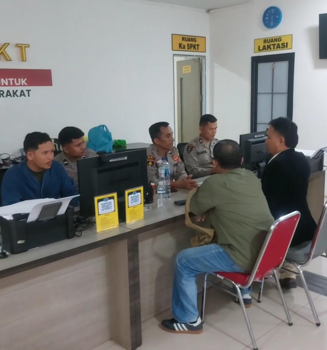 Keterangan Poto: LCM yang didampingi kuasa hukumnya, Rano Iskandar, melaporkan manajemen HH Club ke Polresta Barelang atas dugaan pencemaran nama baik. (foto/ikhsan)
