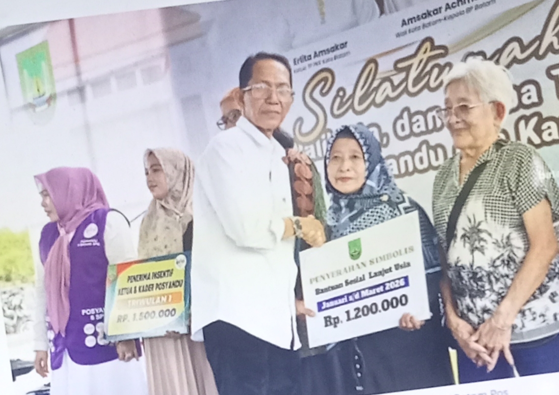 Amsakar Achmad Serahkan Bansos Lansia dan Insentif Kader di MTC, Ribuan Warga Antusias Meski Diguyur Hujan