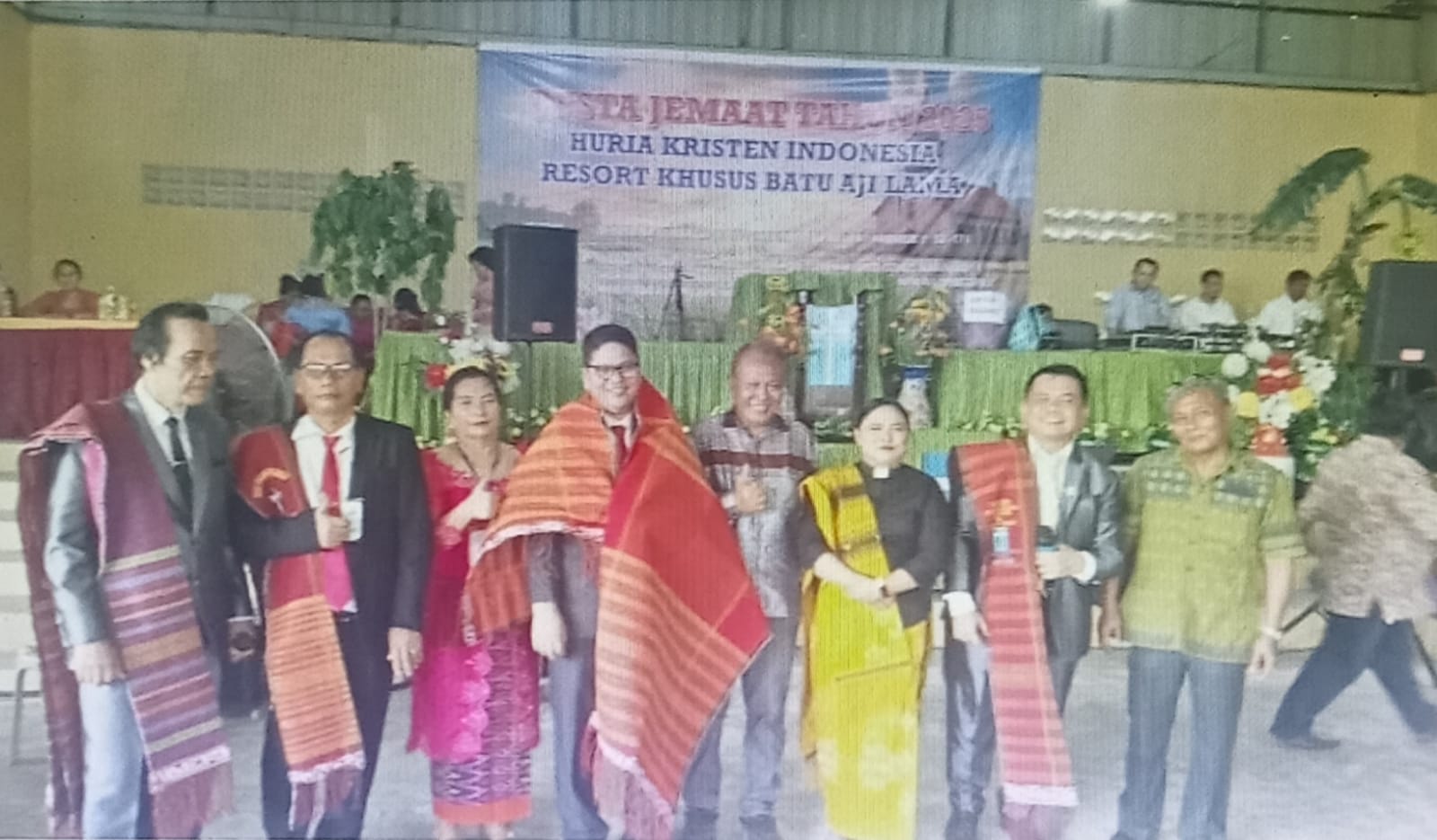 Keterangan Poto: Kadis Kominfo Batam, Rudi Panjaitan, mewakili Wali Kota Batam, menghadiri perayaan Pesta Gotilon Huria Kristen Indonesia (HKI) Batam, Minggu (5/10/2025). (foto/ist)