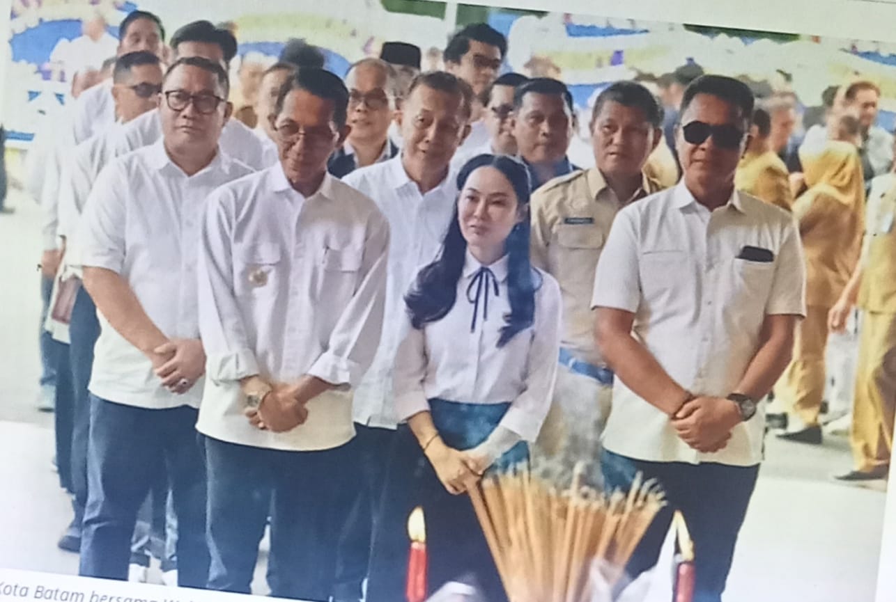 Wali Kota Batam Melayat ke Rumah Duka Abang Kandung Li Claudia Chandra