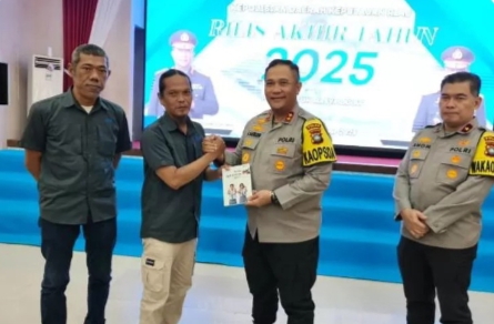Usai Penyampaian Rilis Akhir Tahun 2025, Kapolda Kepri Terima Buku 'Tolak Jadi Korban TPPO' dari JMSI