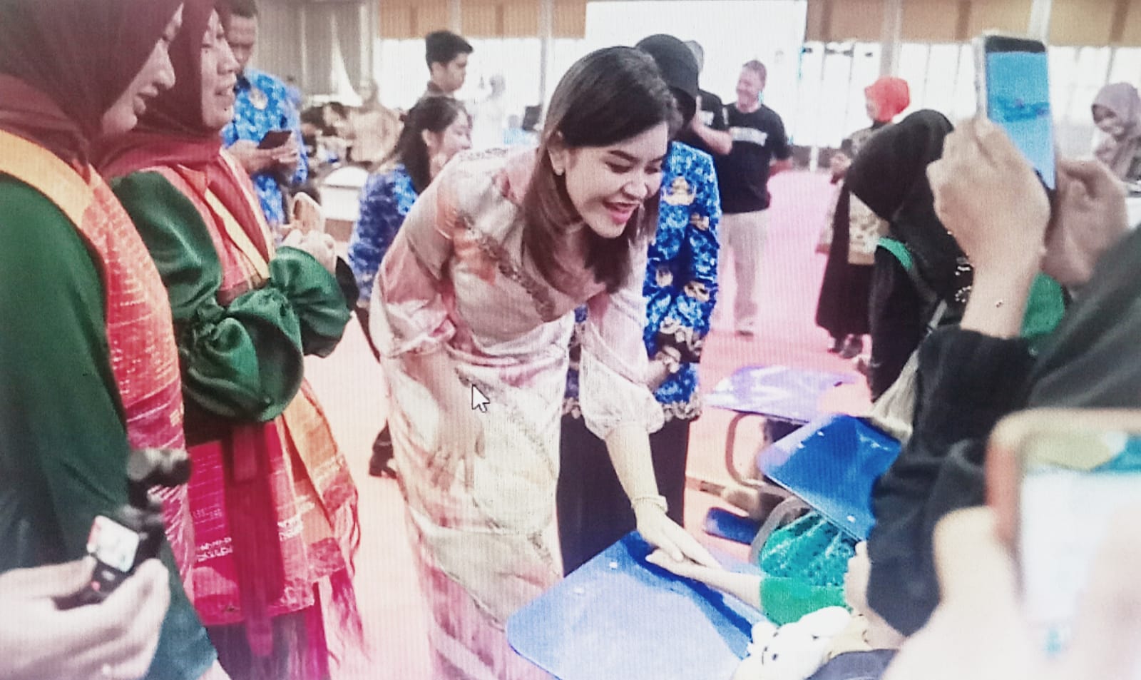 Senyum Anak-Anak CP: Kahiyang Ayu Serahkan 135 Kursi Roda Adaptif dari Global Village Foundation