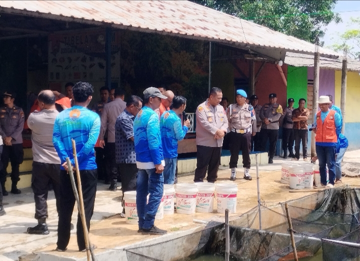 Kapolresta Barelang Hadiri Kegiatan Tabur Benih Ikan Air Tawar Dukung Program Ketahanan Pangan Polda Kepri