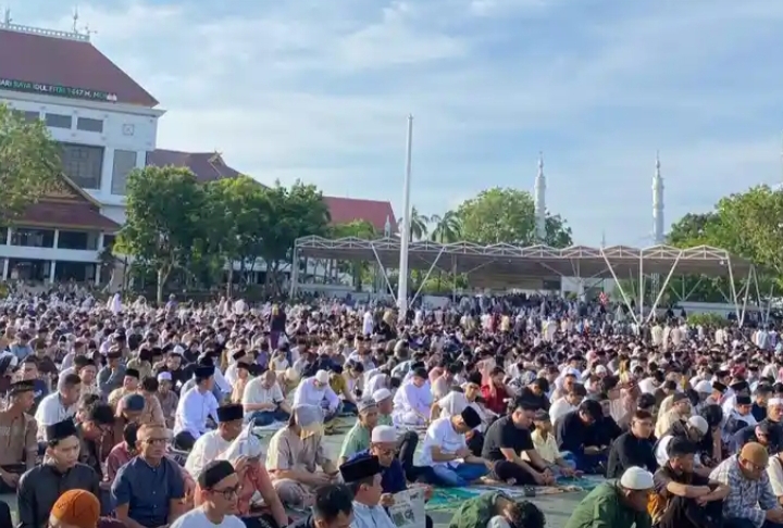 Sholat Idul Fitri di Engku Putri, Amsakar Achmad Ajak Warga Perkuat Silaturahmi Demi Batam Maju
