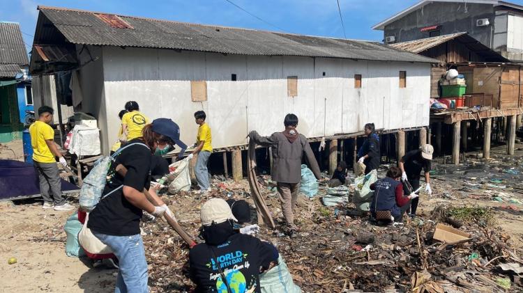 Hari Bumi 2026: Warga Tanjung Uma dan Relawan Angkut 1,7 Ton Sampah dari Pesisir Pantai